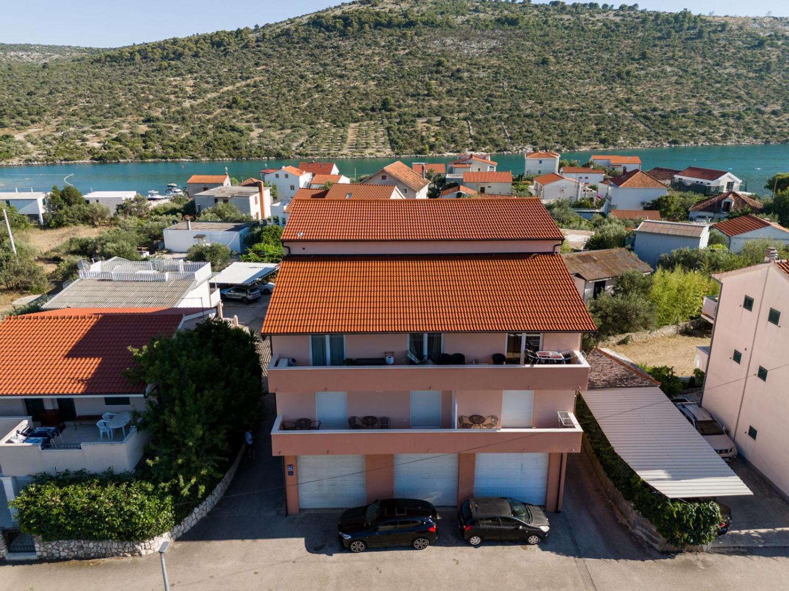 Apartments Villa Monique Rogoznica  Buitenkant foto